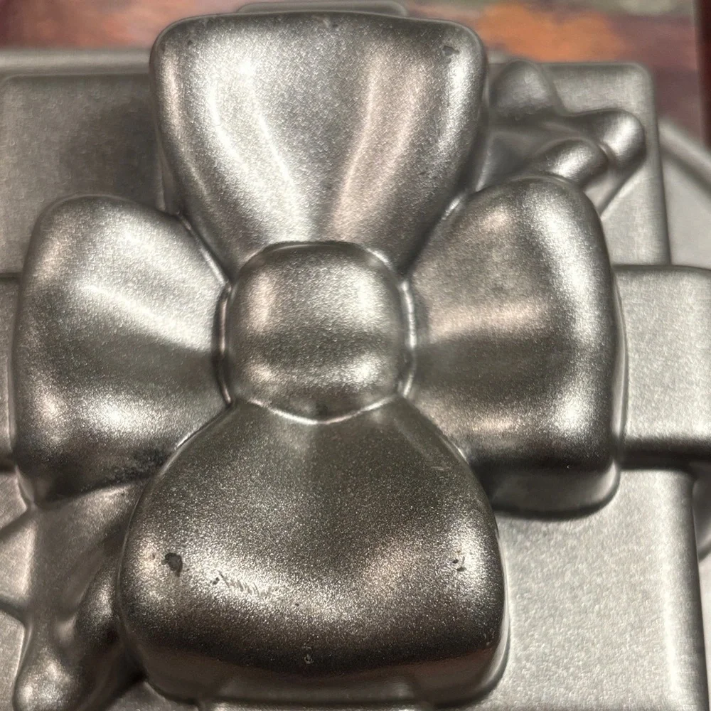 Nordic Ware Silver Bow Gift Pretty Presents Cake Pan